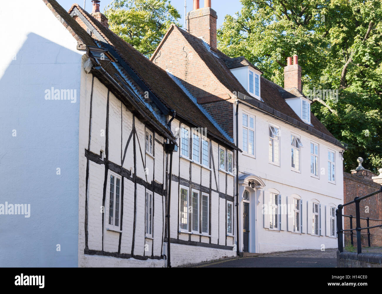 Período casas sobre los honorarios de Parsons, Aylesbury, Buckinghamshire, Inglaterra, Reino Unido Foto de stock