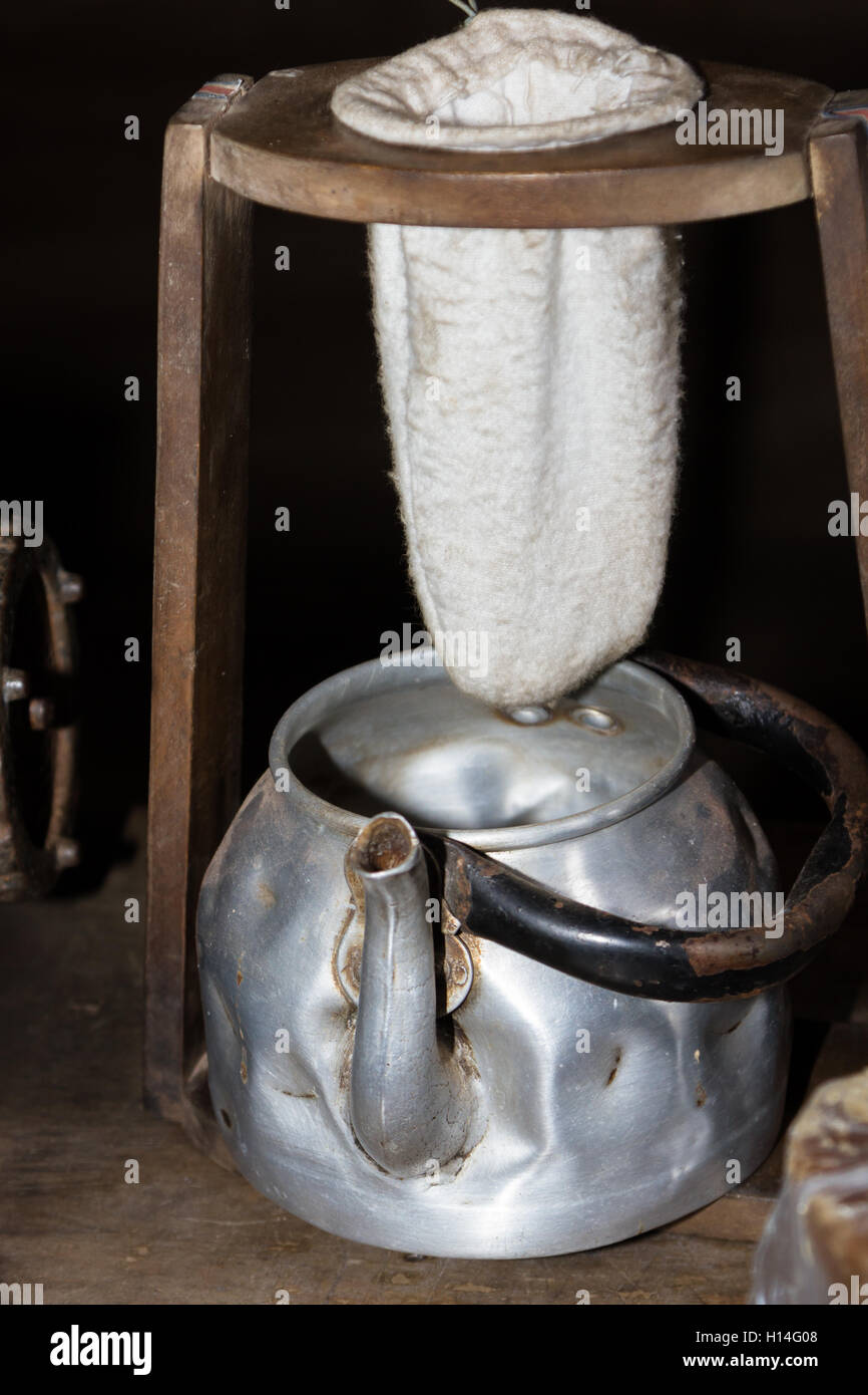 Antigua cafetera de goteo en un pequeño museo de la cultura de Costa Rica  Fotografía de stock - Alamy