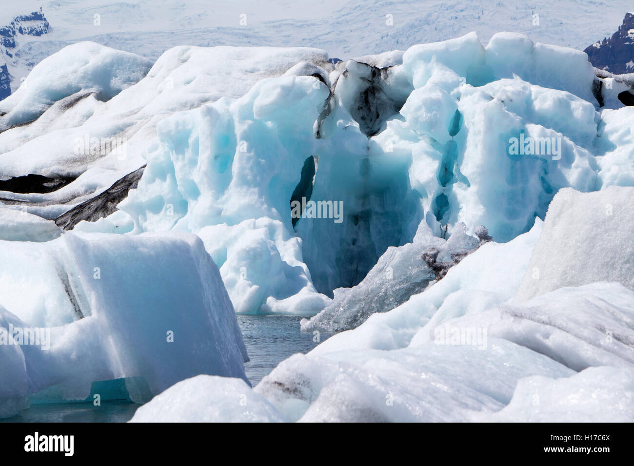 El viento sopla y icebergs esculpidos en la Laguna glaciar Jokulsarlon Islandia Foto de stock