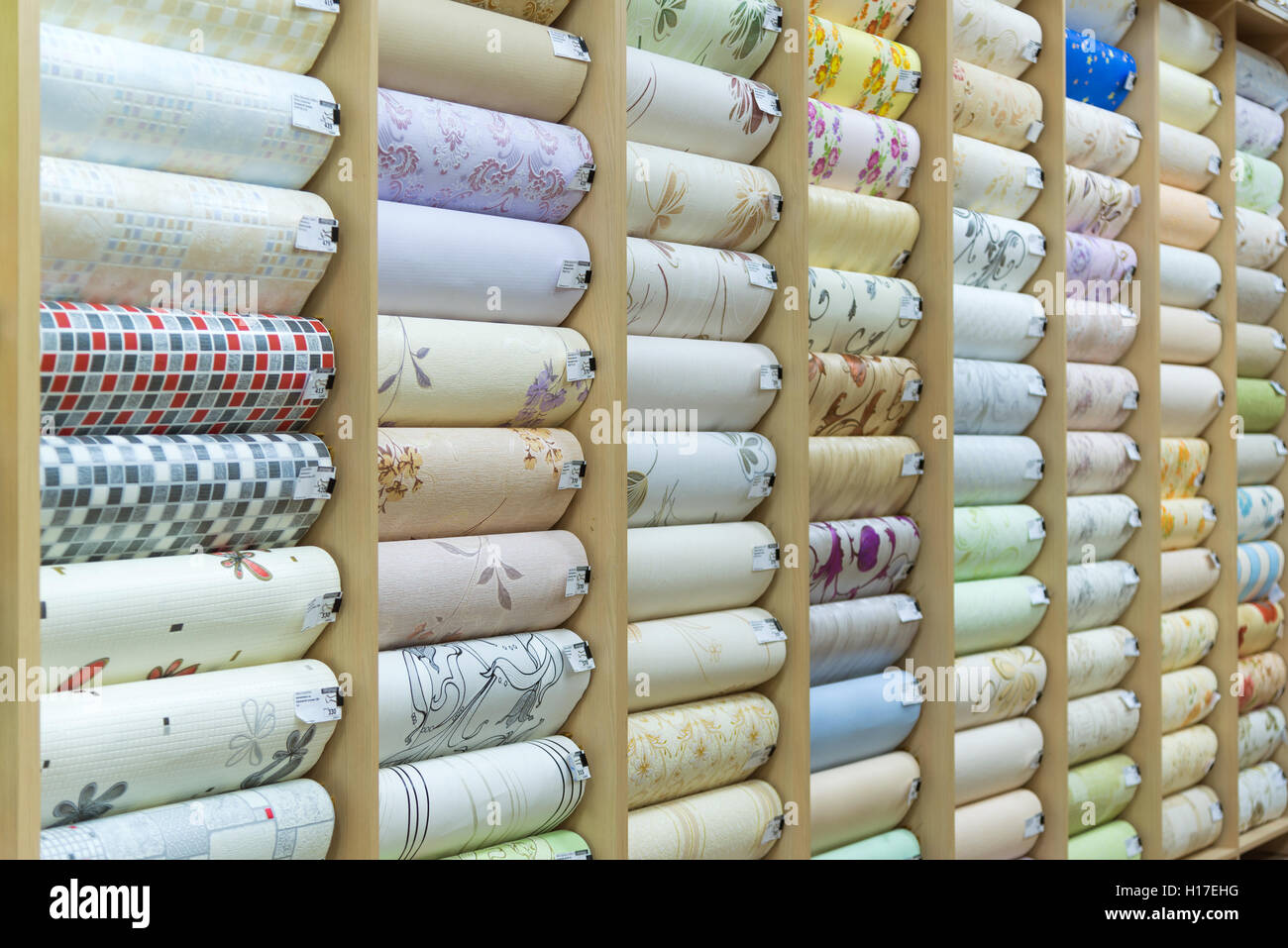 Escaparate de tienda con papel tapiz Fotografía de stock - Alamy