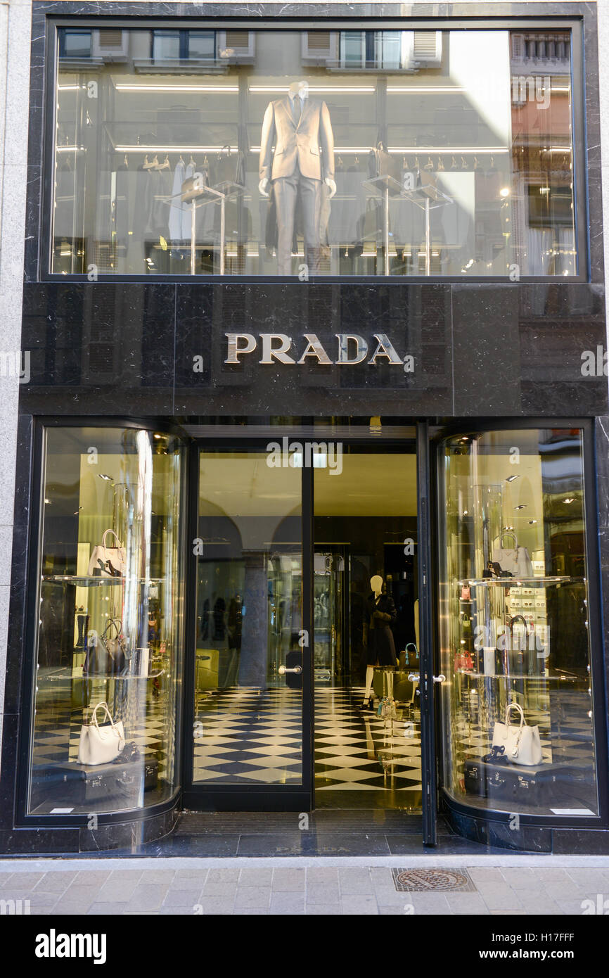 Lugano, Suiza - 25 de agosto de 2016: vitrinas de Prada tienda ropa moda en Lugano Suiza Foto de stock