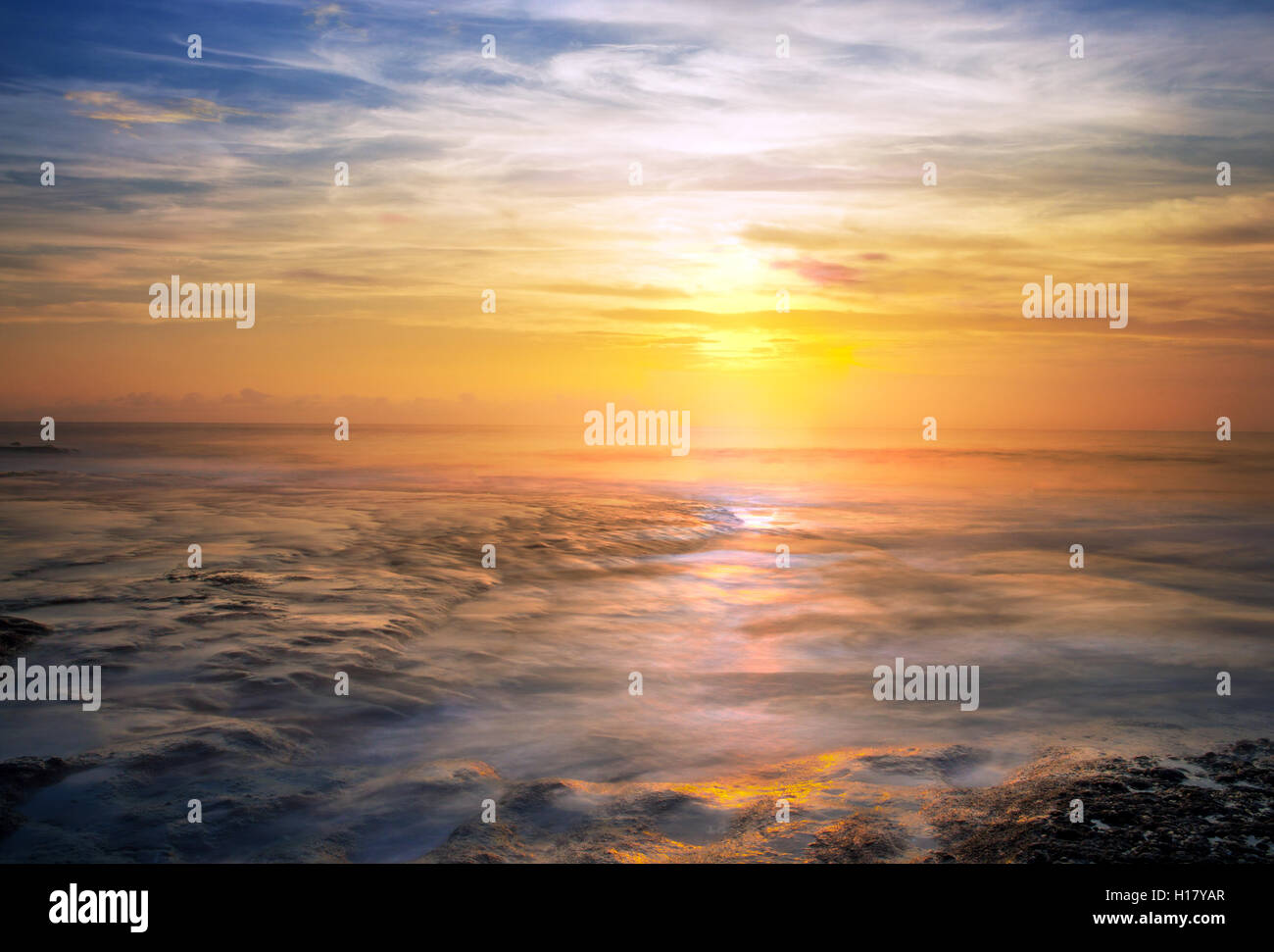 Sunset iat Tanah Lot, Bali, Indonesia Foto de stock