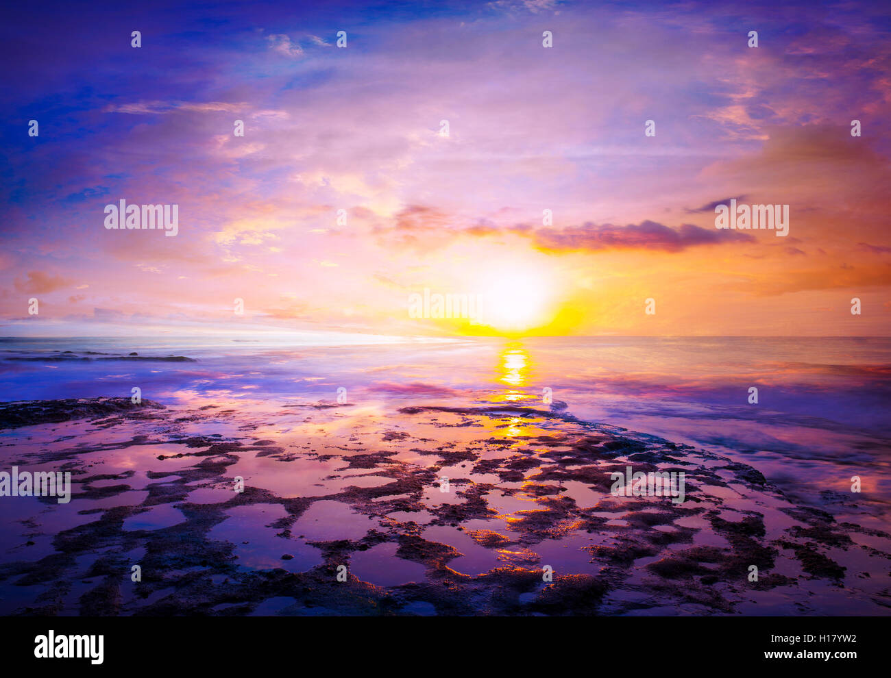 Sunset iat Tanah Lot, Bali, Indonesia Foto de stock