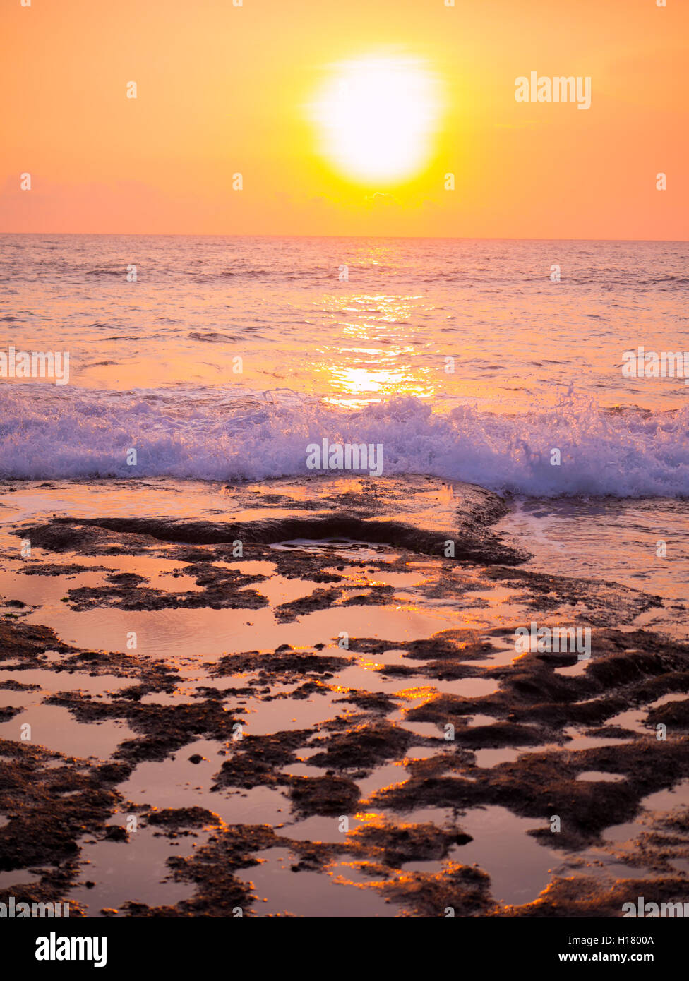 Sunset iat Tanah Lot, Bali, Indonesia Foto de stock