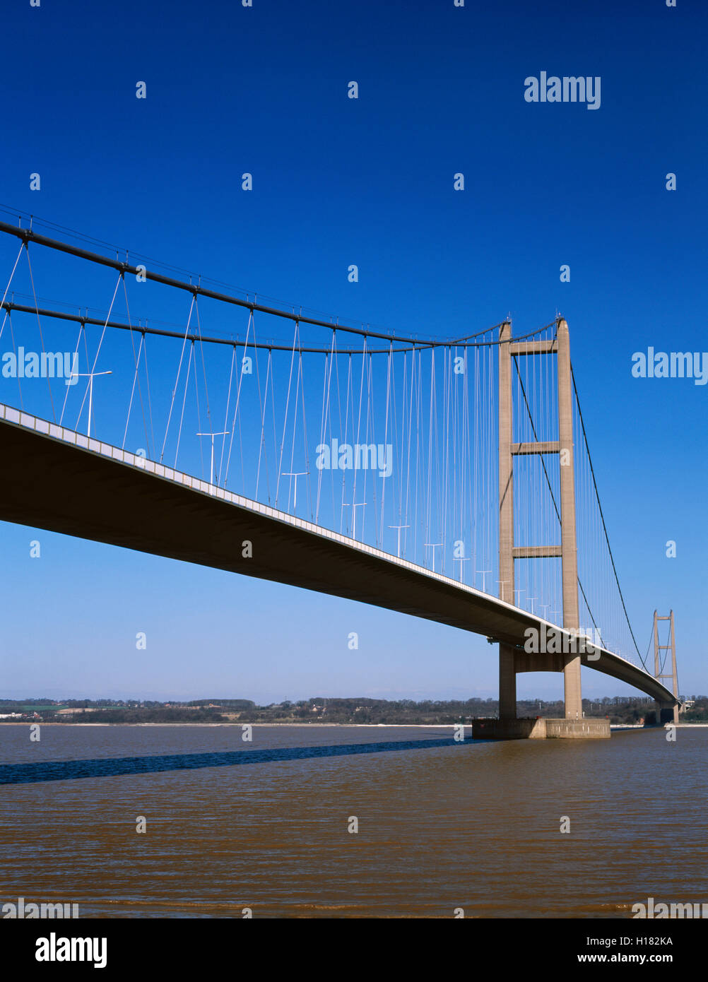 El Puente Humber desde la orilla cerca de Barton en Humber. El norte de Lincolnshire, Inglaterra, Reino Unido; el puente colgante. Foto de stock