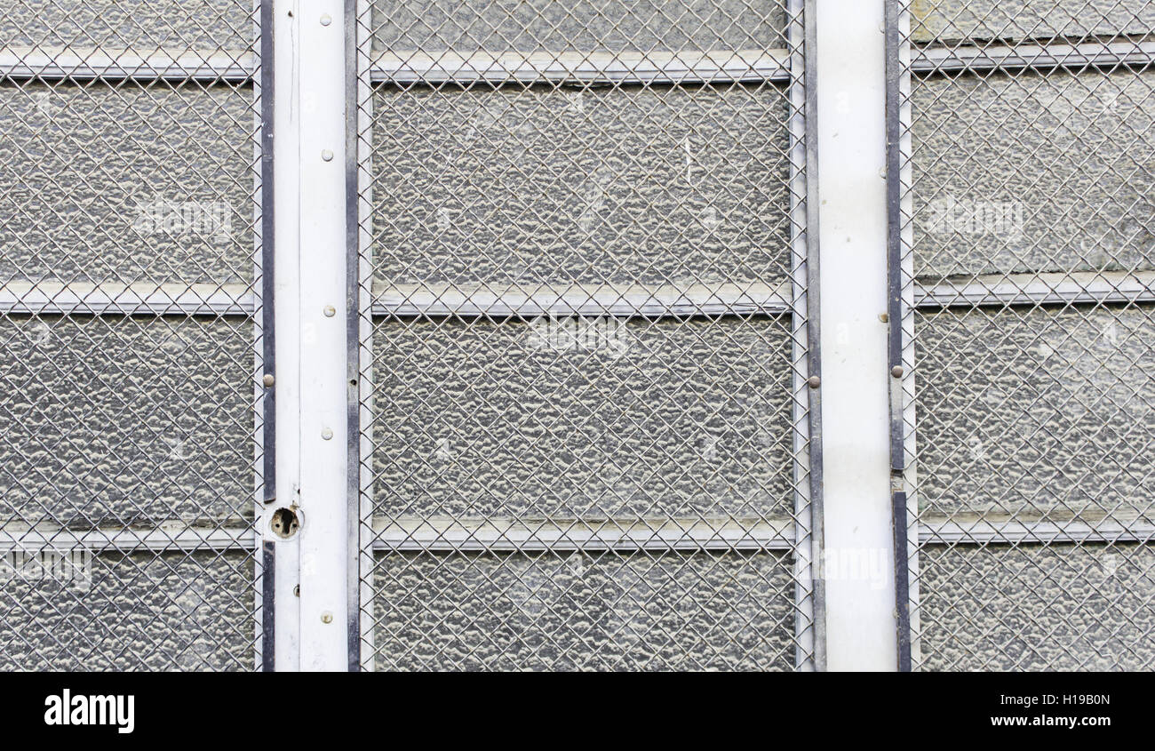 Las barras de la puerta de metal en la construcción industrial Foto de stock
