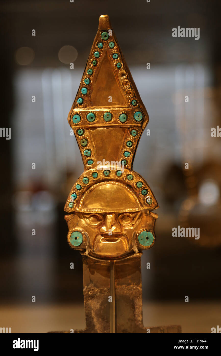 Cuchillo ceremonial. Perú. Sican (cultura Lambayeque). 9ª-11ª siglo. Oro y plata repujado con incrustaciones de turquesa. Foto de stock