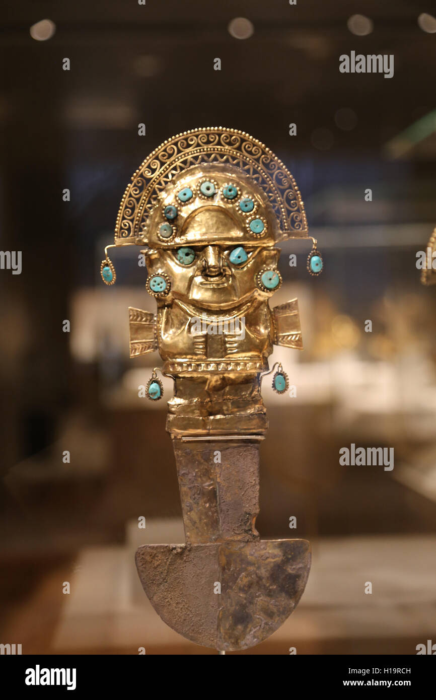Cuchillo ceremonial. Perú. Sican (cultura Lambayeque). 9ª-11ª siglo. Repujado con incrustaciones de oro y turquesa. Foto de stock