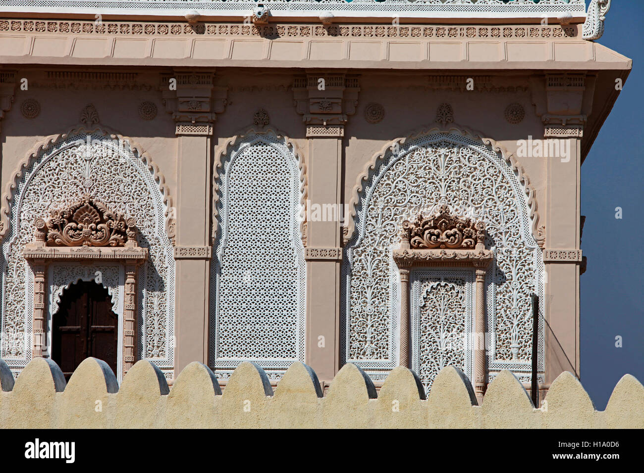 Windows talladas, Abu tarab dargah, lakhpat fort, Gujarat, India. lakhpat era conocido como basta bander. Foto de stock