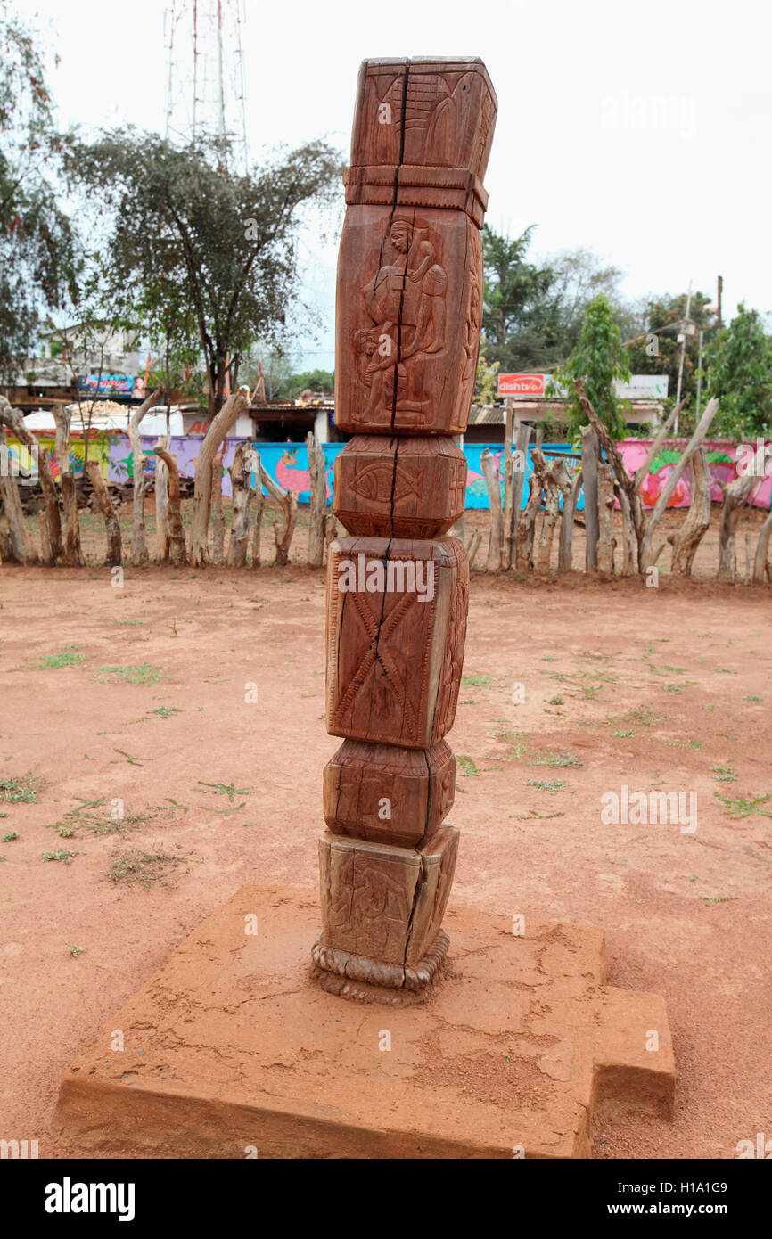 Poste de madera tallada, bastar la tribu, museo de antropología, Jagdalpur, india Foto de stock
