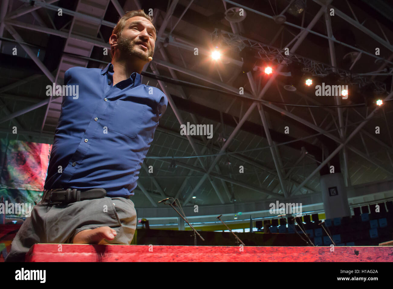 Budapest, Hungría. 22 Sep, 2016. Orador motivacional australiano Nick Vujicic da una conferencia en Budapest, Hungría, 22 de septiembre, 2016. Nació sin piernas y brazos. Crédito: Attila Volgyi/Xinhua/Alamy Live News Foto de stock