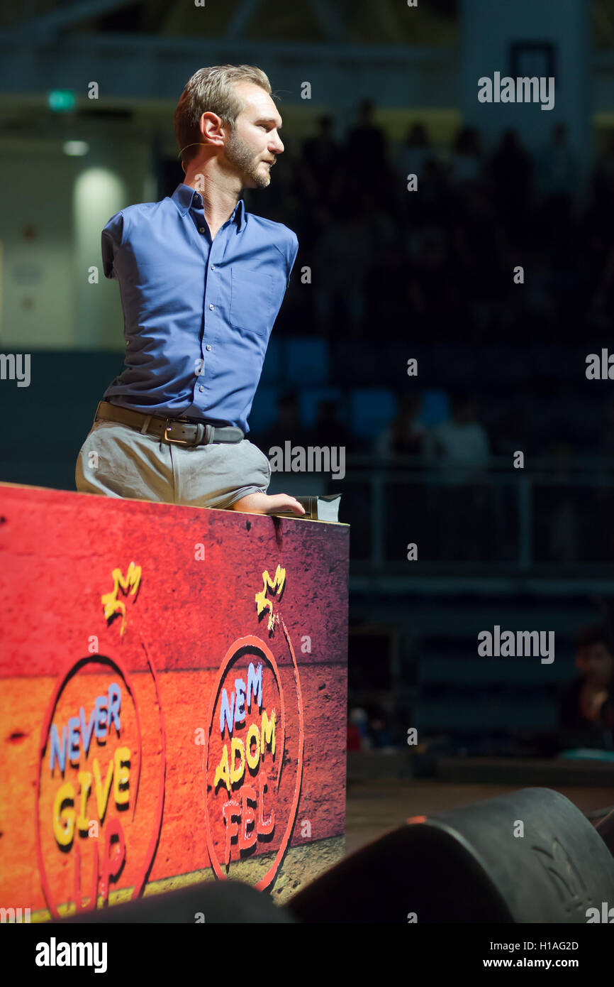 Budapest, Hungría. 22 Sep, 2016. Orador motivacional australiano Nick Vujicic da una conferencia en Budapest, Hungría, 22 de septiembre, 2016. Nació sin piernas y brazos. Crédito: Attila Volgyi/Xinhua/Alamy Live News Foto de stock