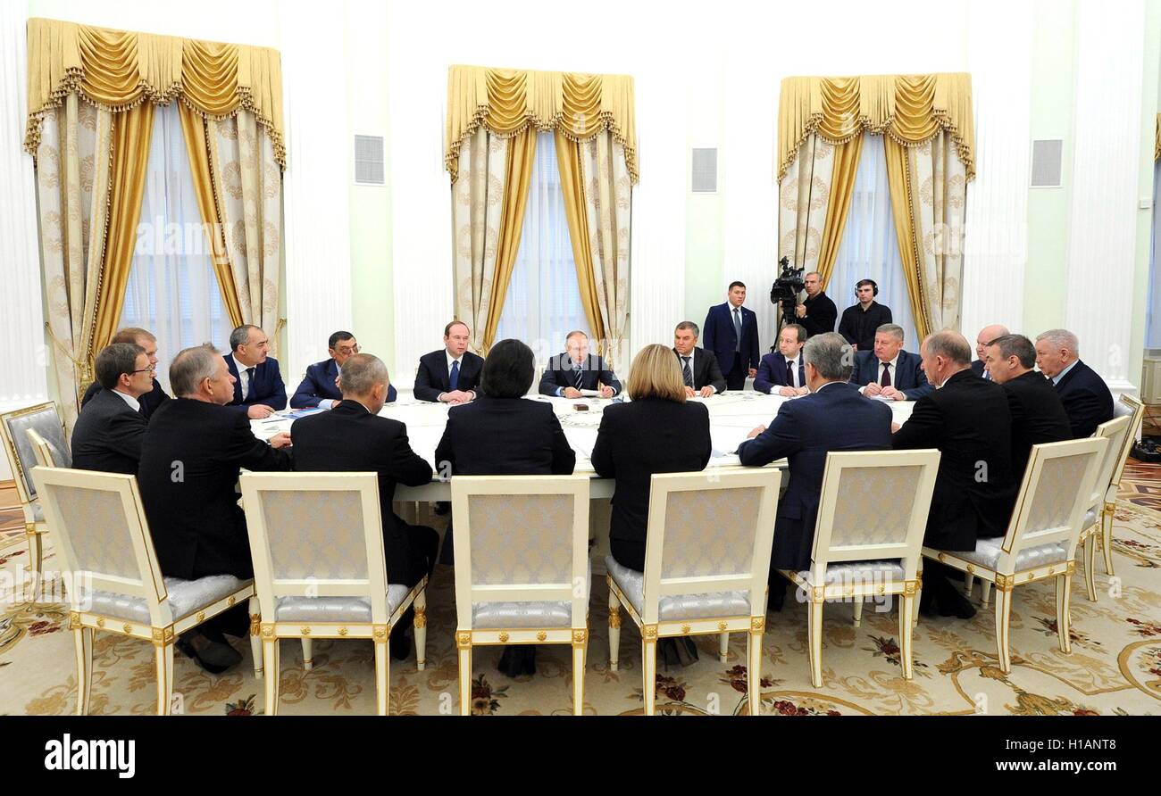 El presidente ruso Vladimir Putin durante una reunión con el jefe de la Comisión Electoral Central Ella Pamfilova y los miembros de la Comisión, a raíz de los resultados de las elecciones nacionales en el Kremlin, el 23 de septiembre de 2016 en Moscú, Rusia. Foto de stock