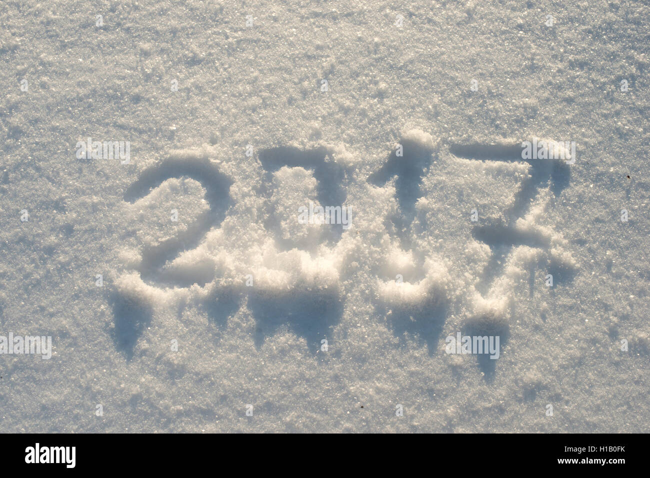 2017 números escritos sobre nieve fresca campo Foto de stock