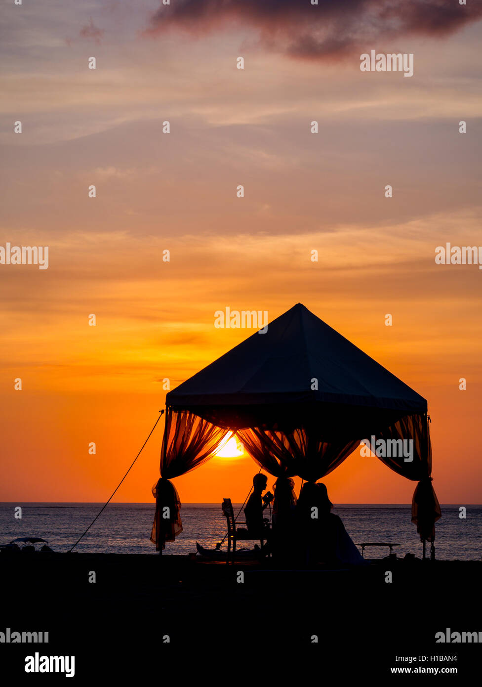 Cena romántica en la playa de Bali Foto de stock