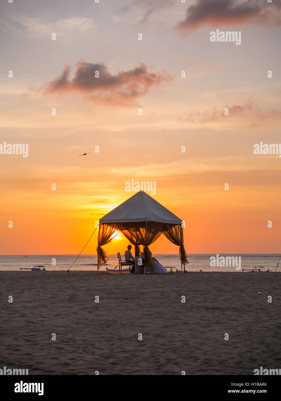 Cena romántica en la playa de Bali Foto de stock