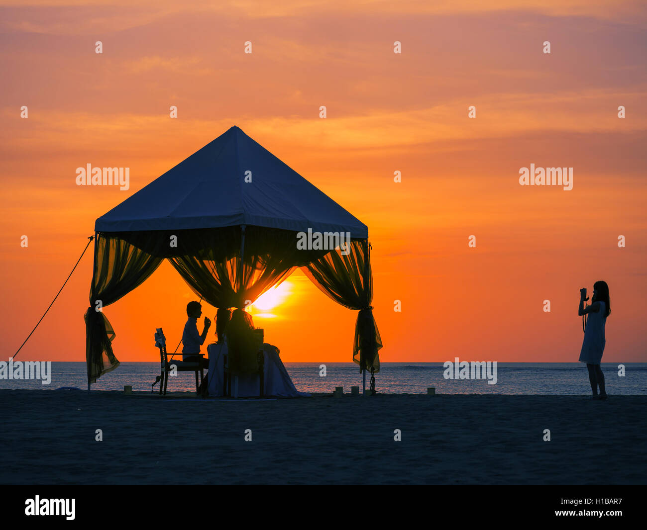 Cena romántica en la playa de Bali Foto de stock