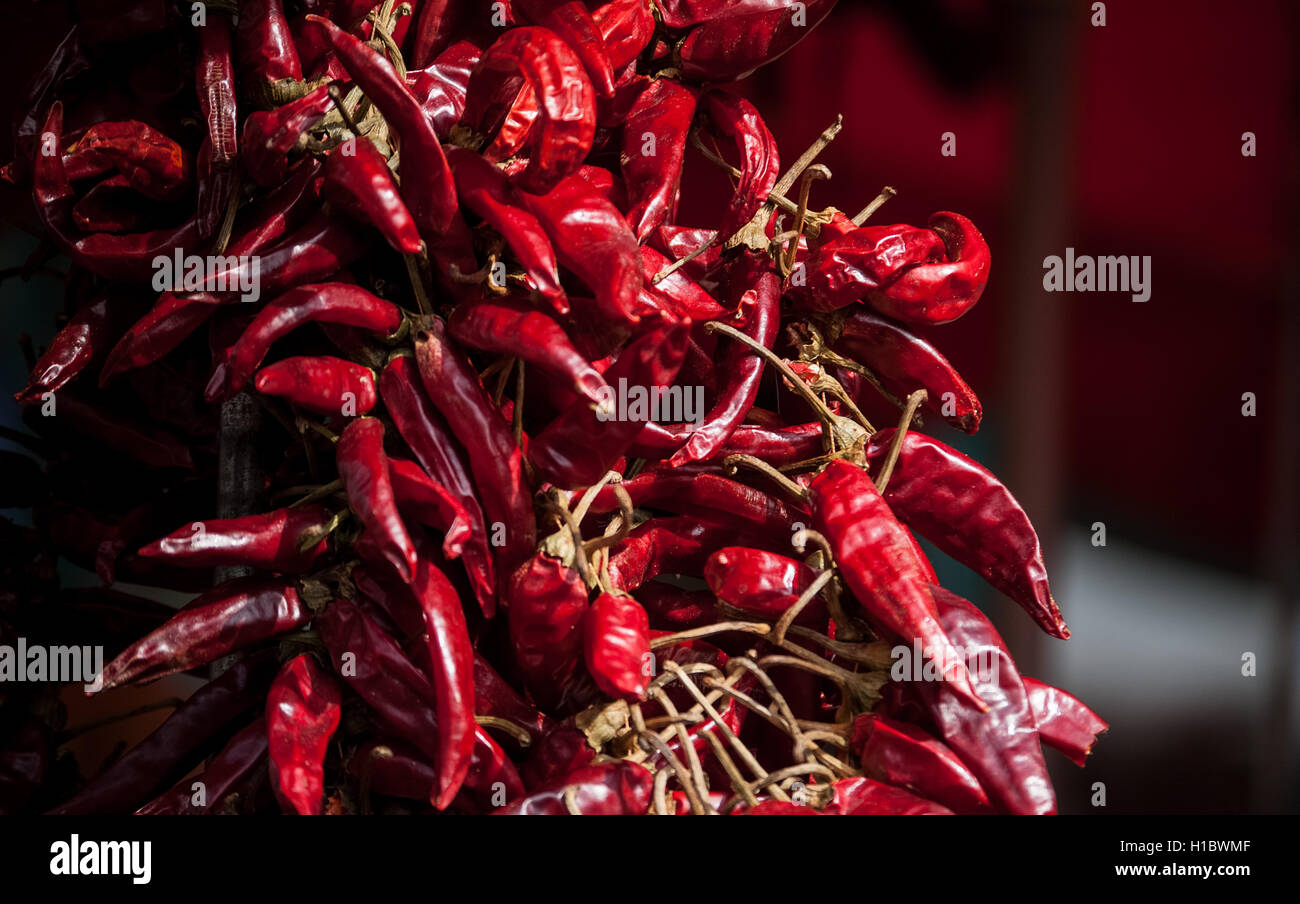 Foto de cerca de un montón de pimientos rojos en un mercado Foto de stock