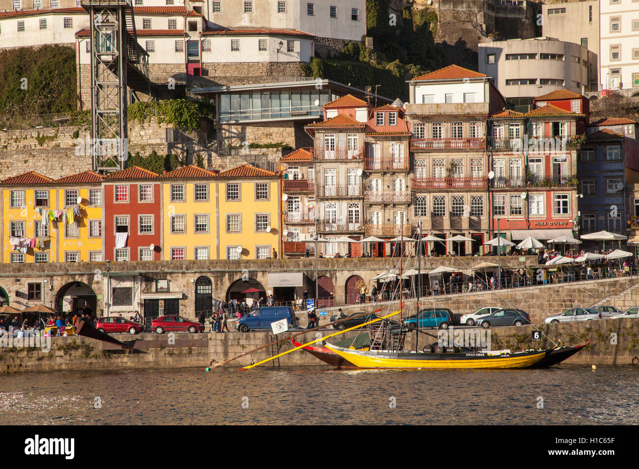 Edificios de Banco Río Duero en Porto Portugal Foto de stock