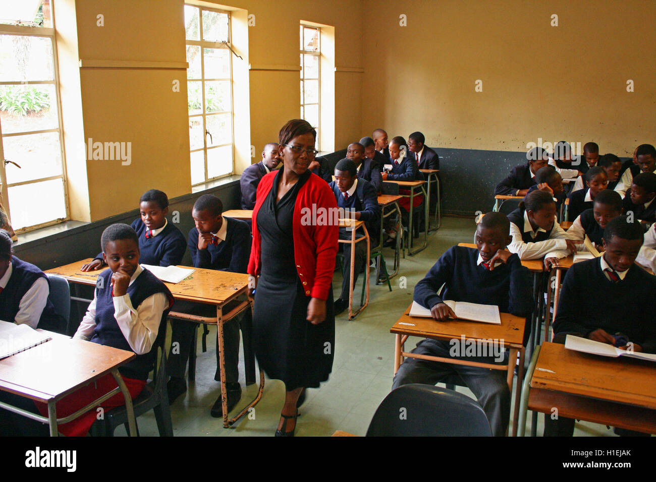 Profesor de la escuela con los niños de la escuela en aula, St Mark's School, Mbabane, Swazilandia, Reino de Hhohho Foto de stock
