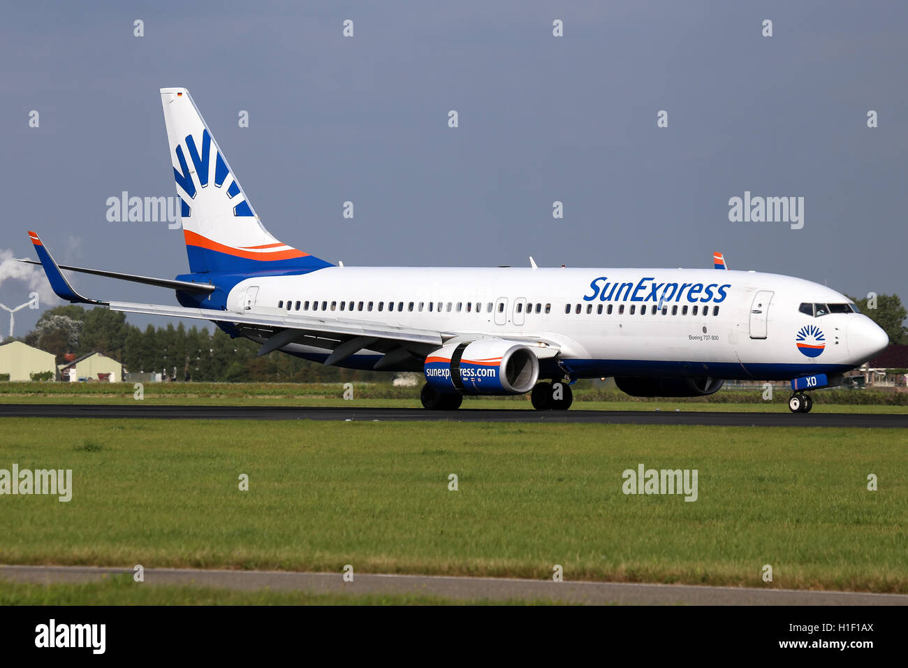 SunExpress Deutschland Boeing 737-800 aterriza en la pista 18R en el aeropuerto Schipol de Ámsterdam. Foto de stock