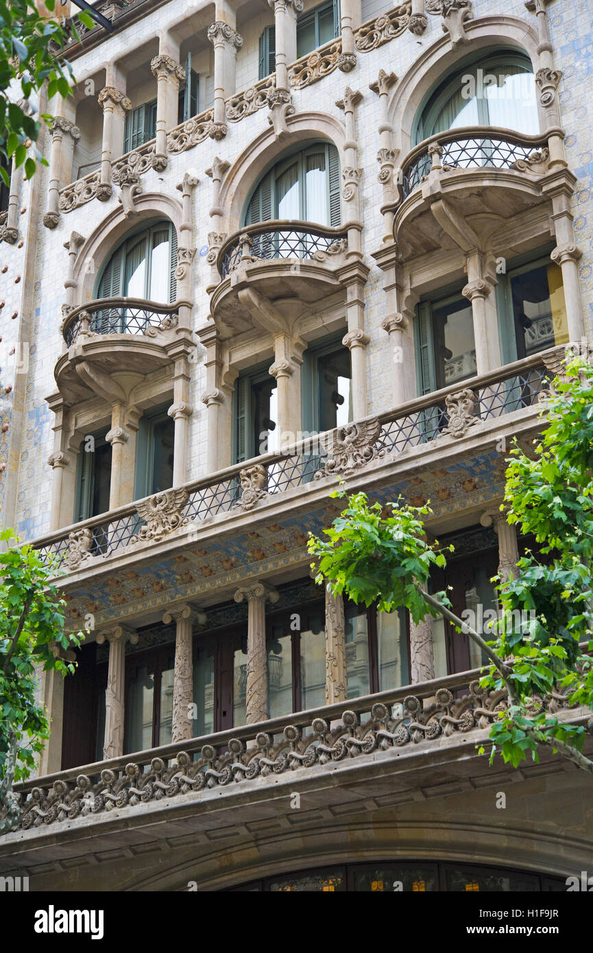 Fachada de edificio de apartamentos en Barcelona Foto de stock