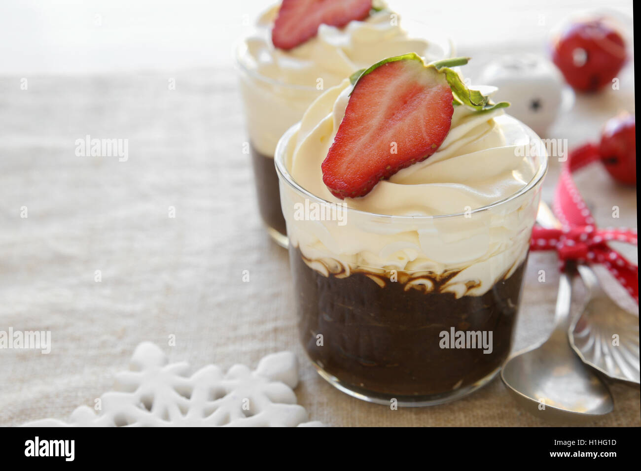 Flan, mousse de chocolate negro con fresas frescas, postres navideños Foto de stock