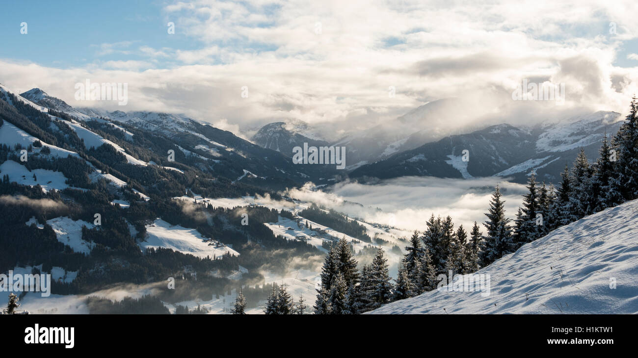 Vista de la montaña en invierno Brixental panorama con las nubes y la niebla, Brixen im Thale, Tirol, Austria Foto de stock
