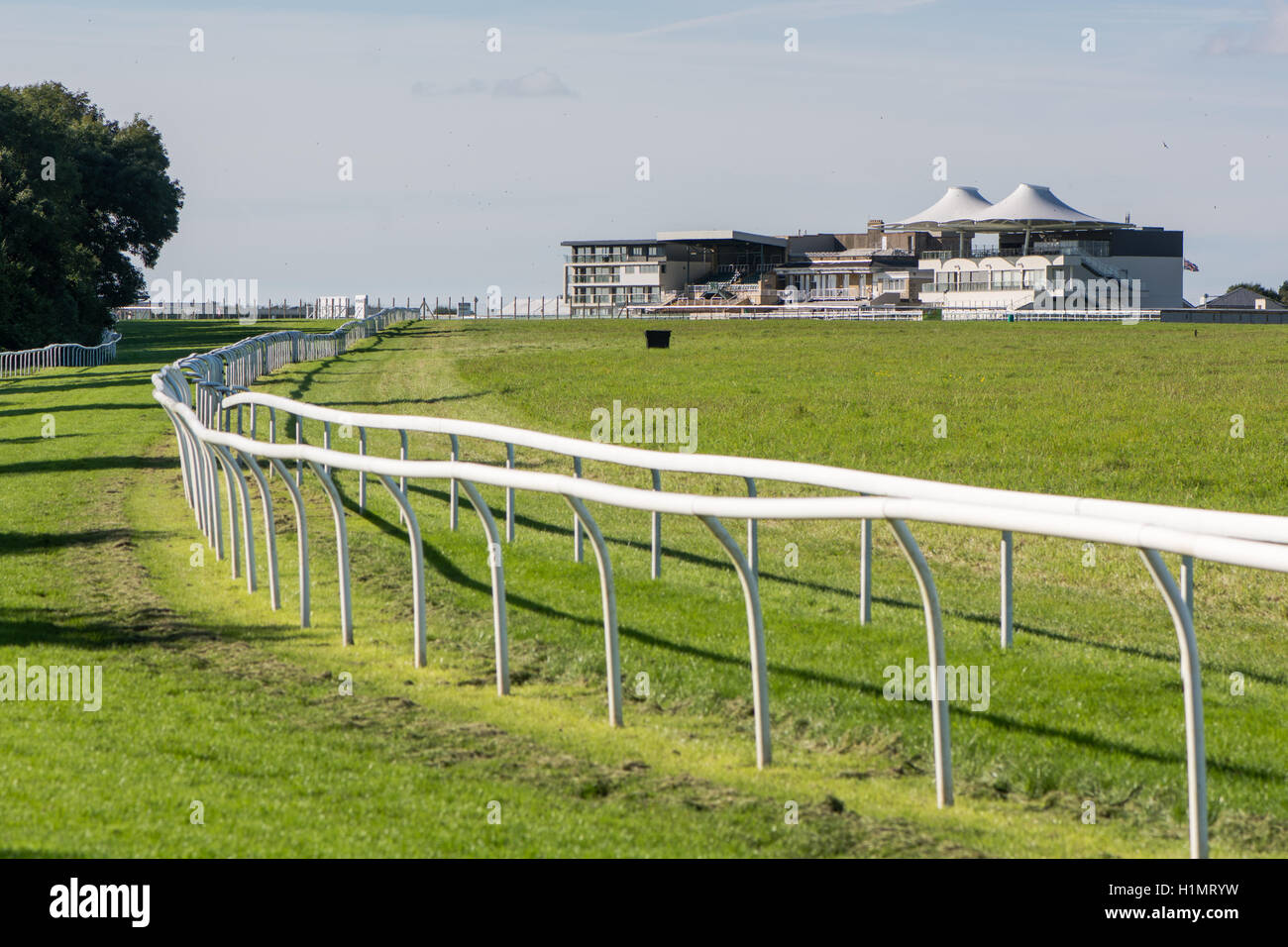 Bañera Racecourse Langridge tribunas y pista. Carreras de caballos en lugar Lansdown Hill, cerca de Bath, Somerset, Reino Unido Foto de stock