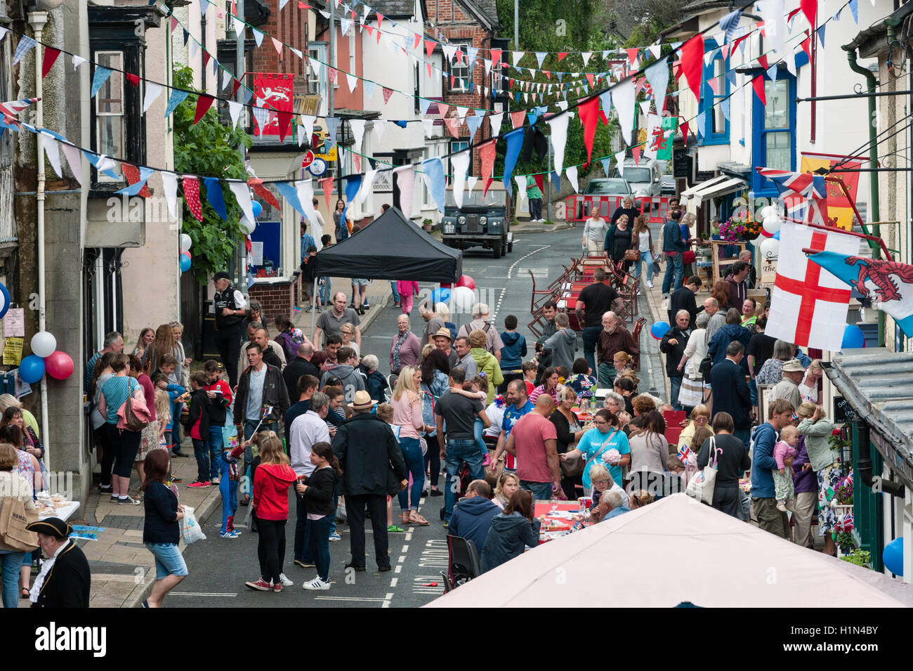 Presteigne, Powys, Reino Unido. Fiesta en la calle para celebrar el 90 cumpleaños de la Reina Isabel II, el 11 de junio de 2016 (su cumpleaños oficial) Foto de stock