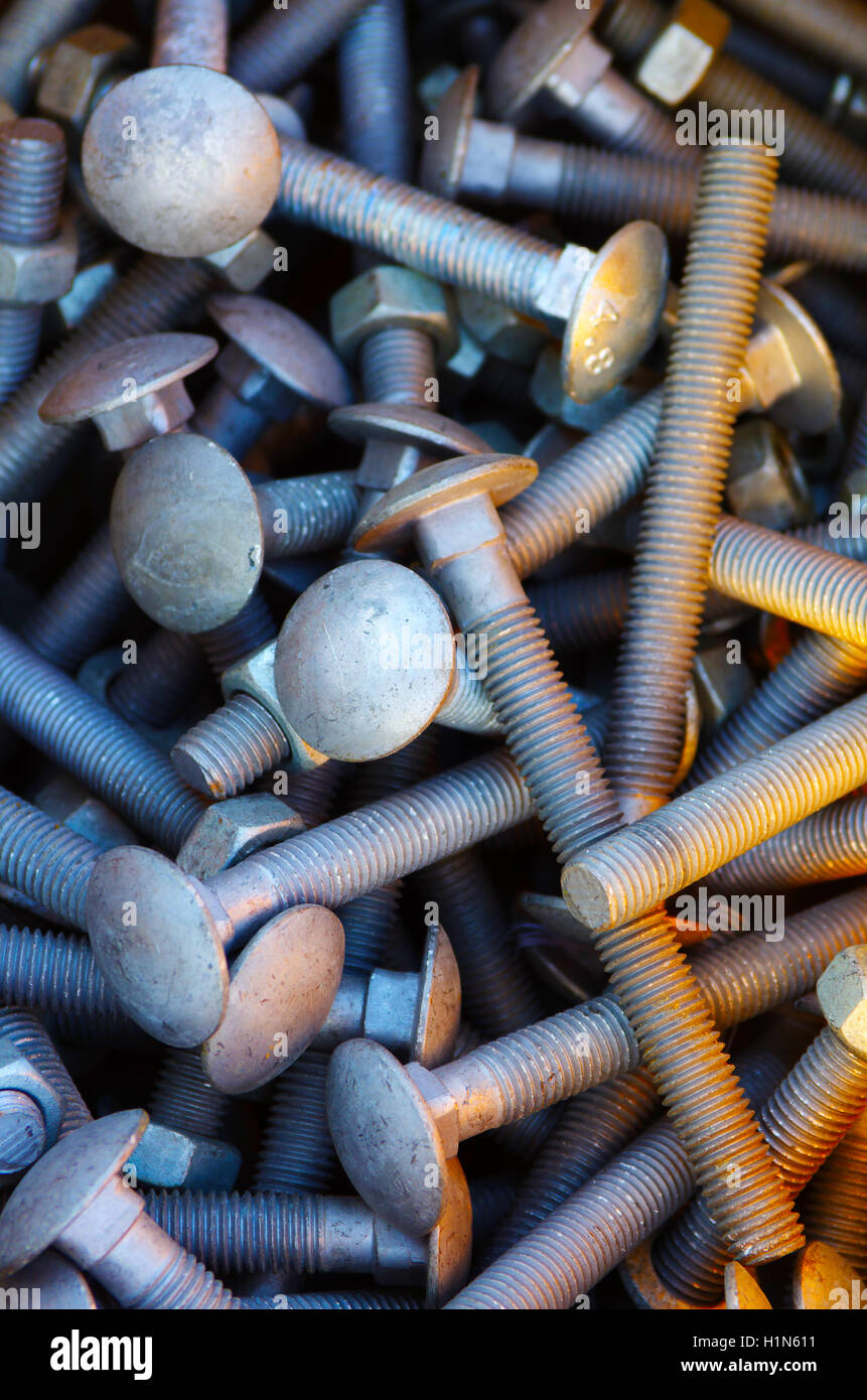 Cerca de decenas de fotos utiliza antiguos tornillos metálicos Fotografía  de stock - Alamy