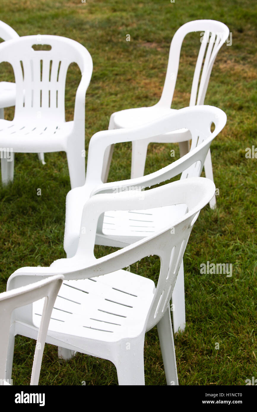 Sillas de plastico blancas fotografías e imágenes de alta resolución