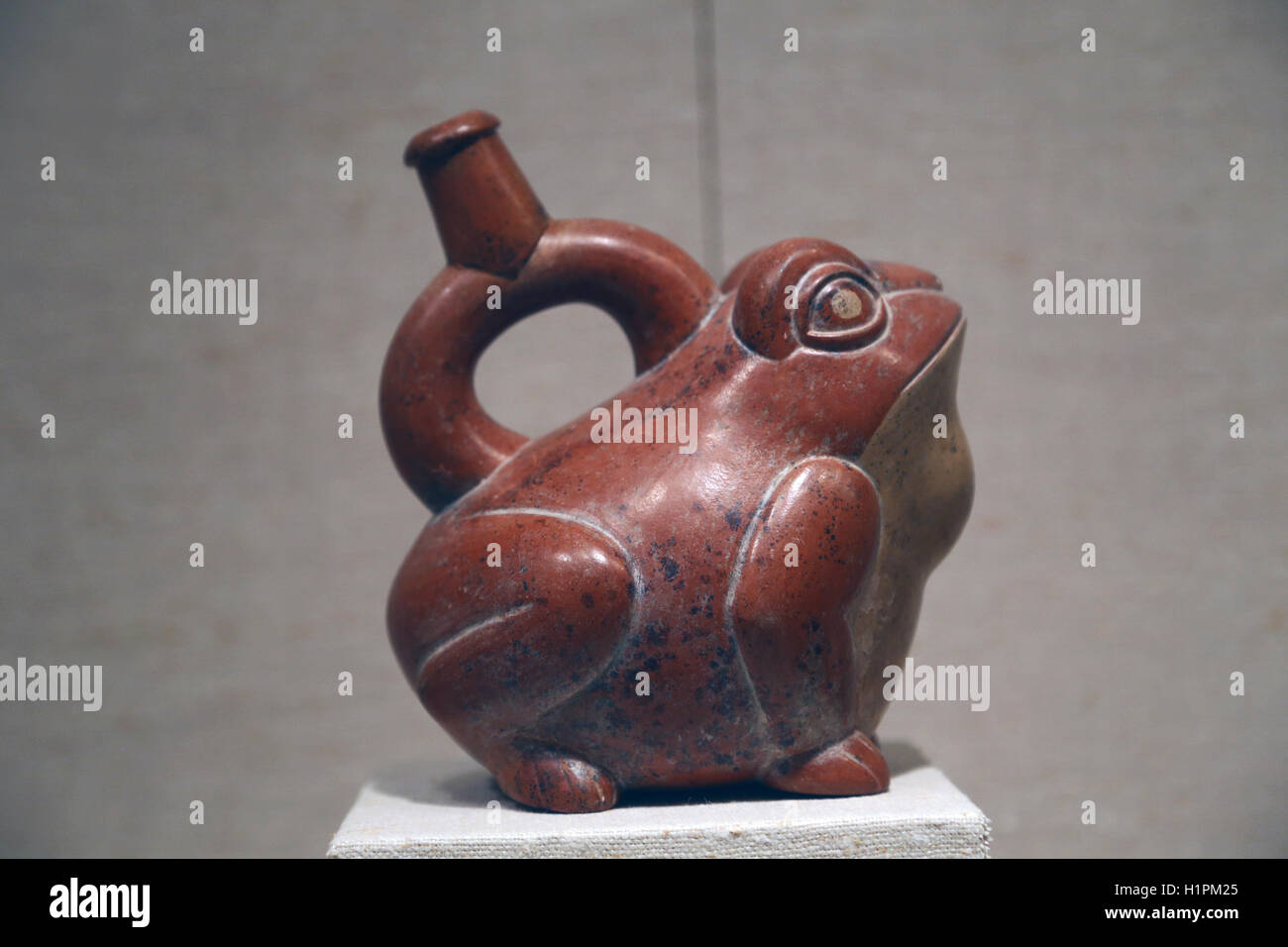 América. Perú. La cultura Moche. Estribo-botella de tobera. La rana. 2ª-5ª siglo. Cerámica. Foto de stock