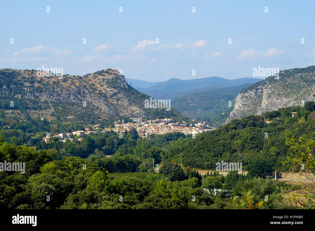 Anduze, ciudad francesa de la región de Cevennes visto del castillo de Tornac Foto de stock