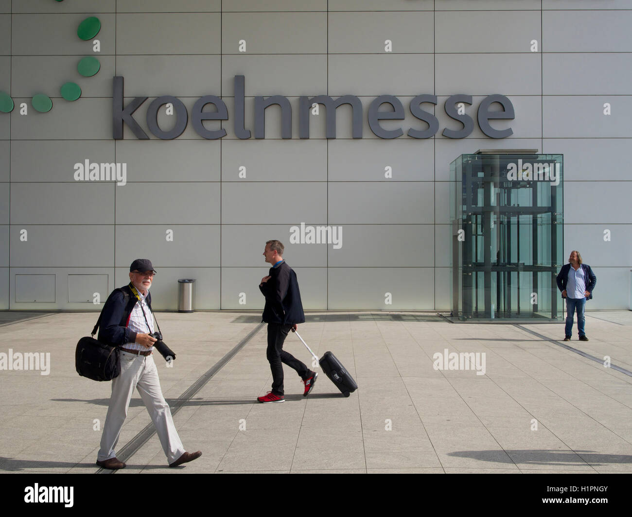 Koeln Messe nombre de entrada cartel con gente en Colonia, Alemania Foto de stock