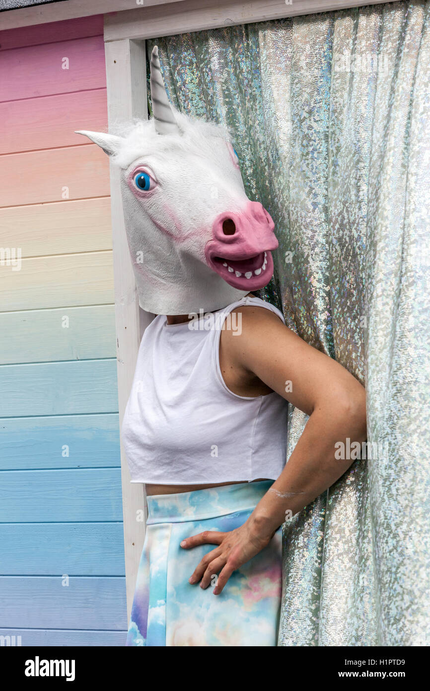 Cuerno de unicornio mujer fotografías e imágenes de alta resolución - Alamy