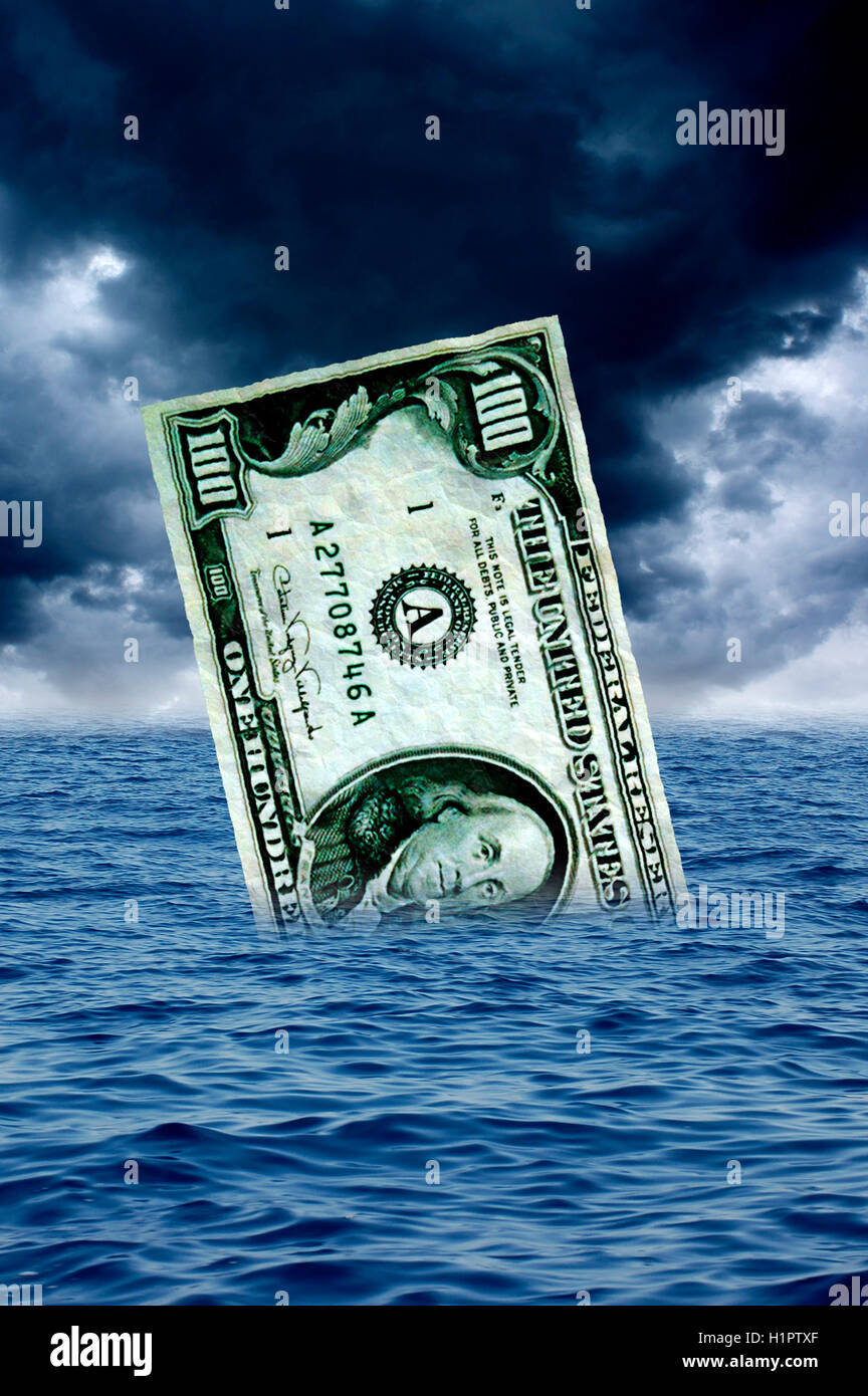 Billetes de dólar hundirse en el mar Foto de stock