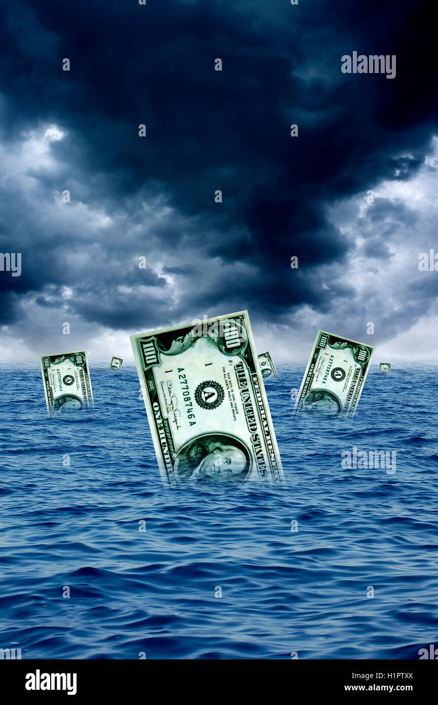 Billetes de dólar hundirse en el mar Foto de stock