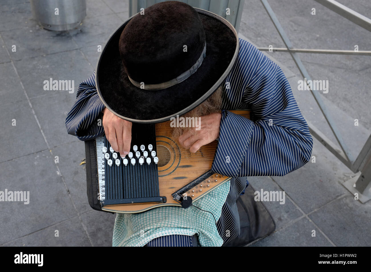 Un ultra judío ortodoxo músico callejero tocando un ACOUSTIC ELECTRIC auto-arpa en el centro de la calle Jerusalén ISRAEL Foto de stock