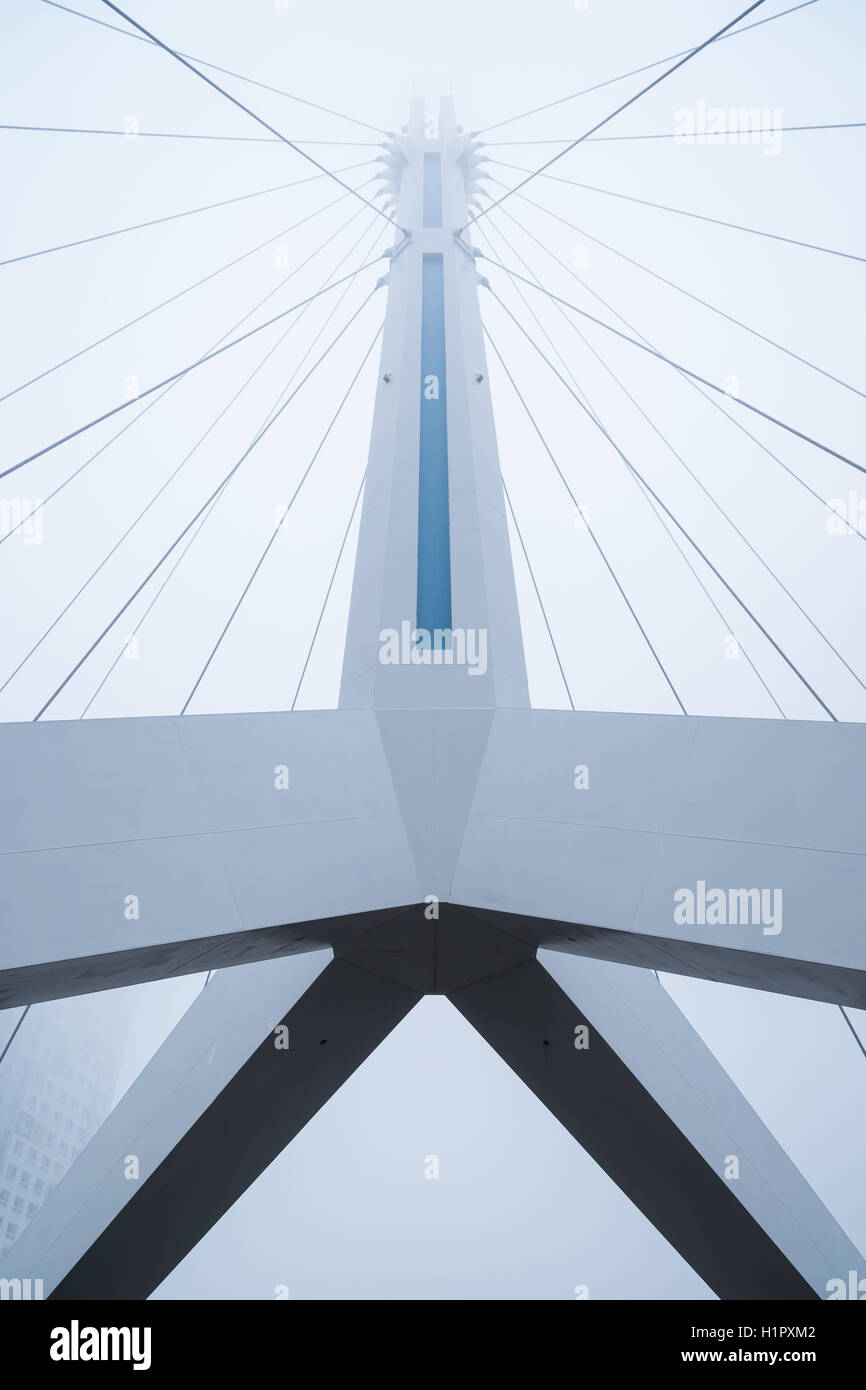 Vista simétrica de un puente en Songdo, Incheon, Corea del Sur, desde abajo. Foto de stock