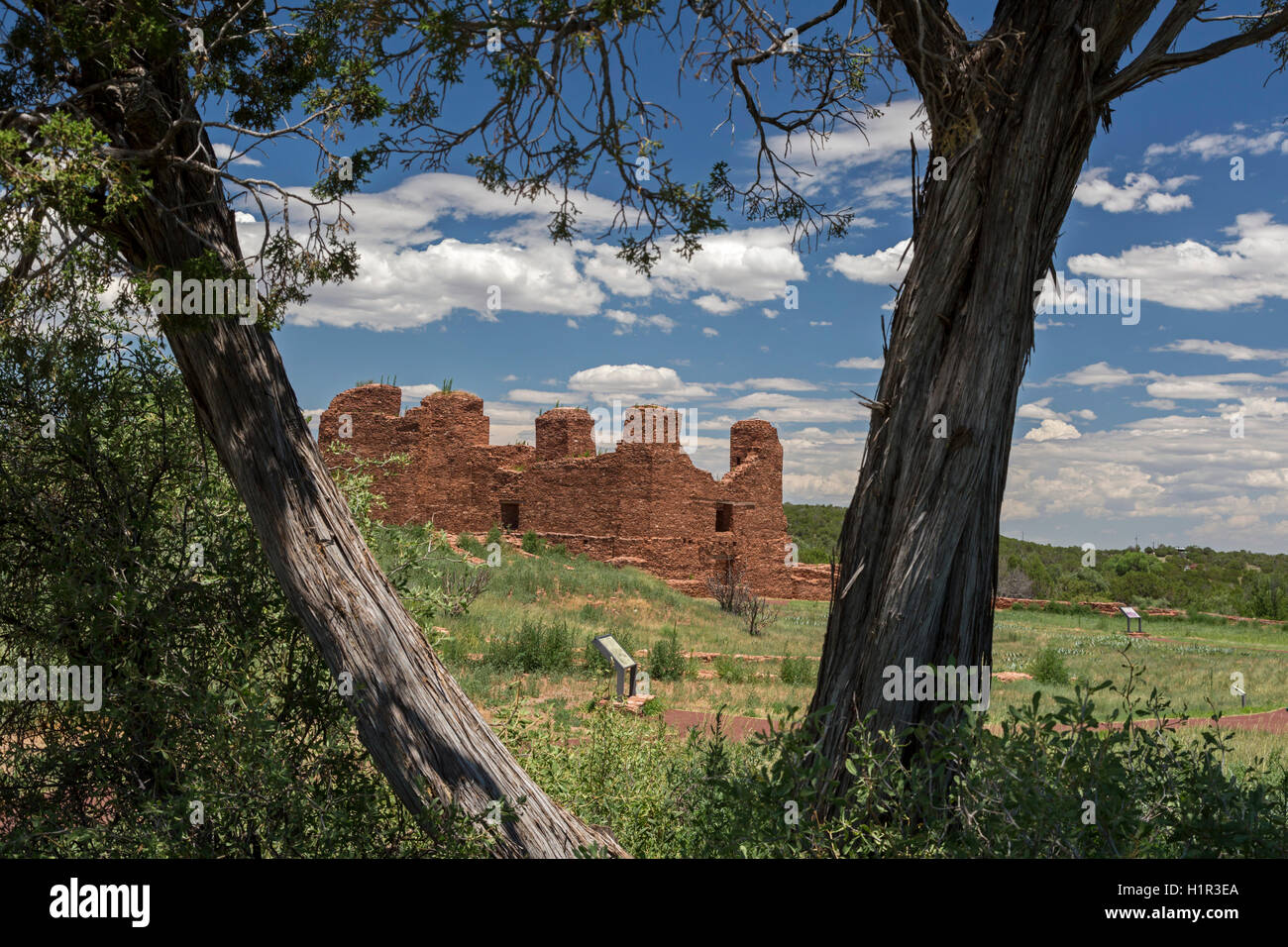 Punta de agua, Nuevo México - la iglesia española en las ruinas Quarai en Salinas Pueblo misiones monumento nacional. Foto de stock