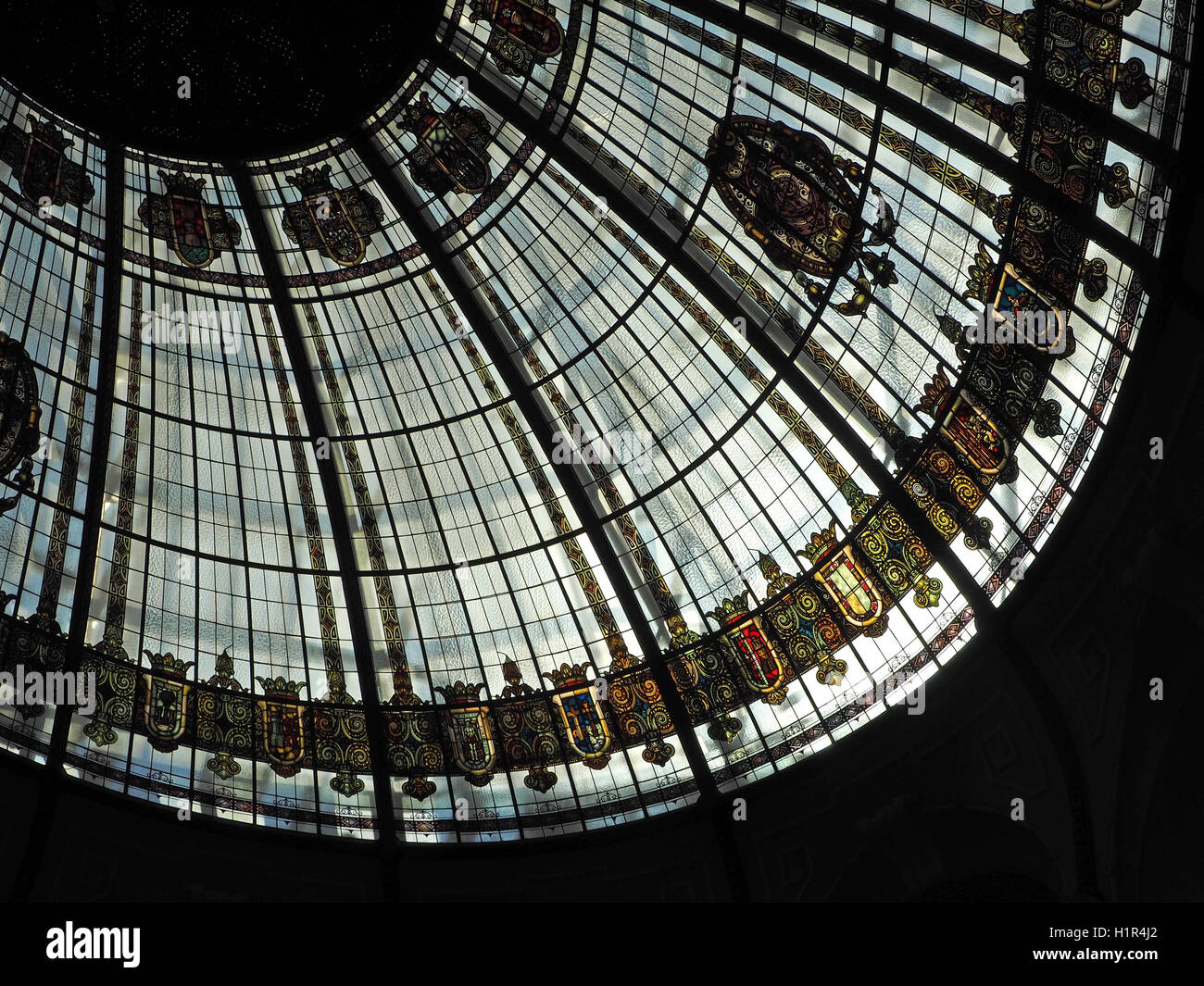 La sección de la cúpula acristalada de la magnífica Oficina Central de Correos el edificio de Correos y Telégrafos Valencia España España Foto de stock