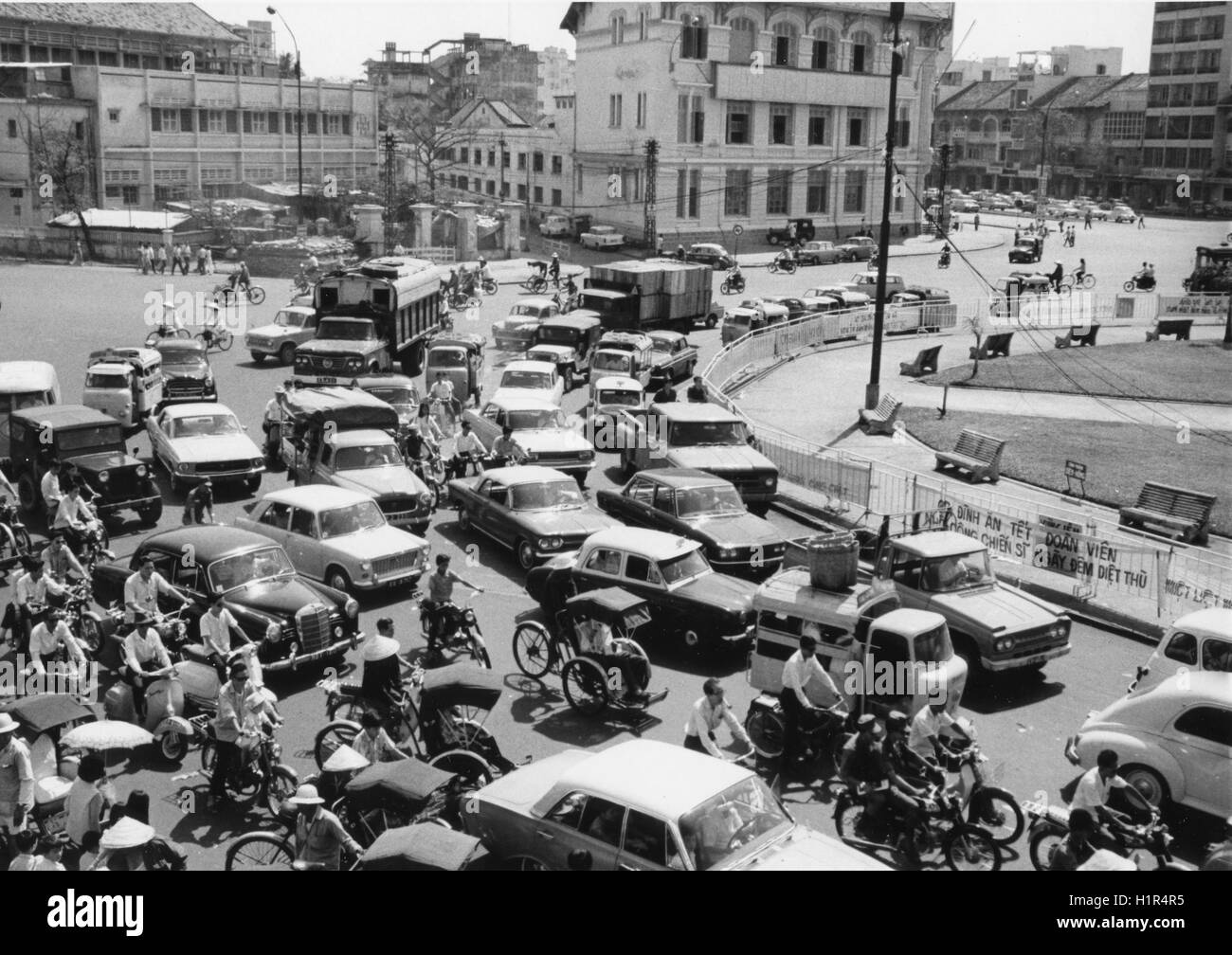 El tráfico pesado en el centro de Saigón, febrero de 1970. Foto de stock