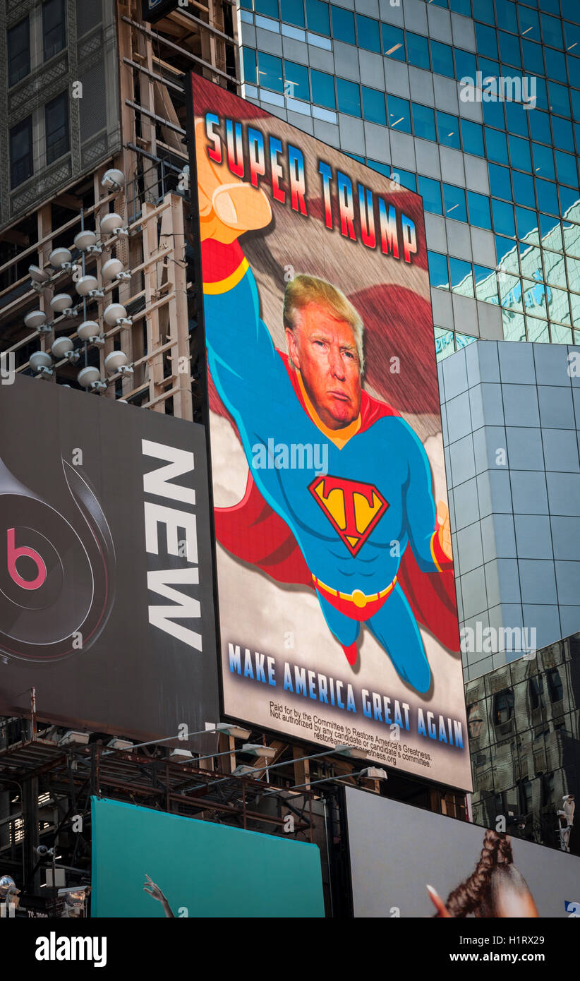 Una cartelera electrónica promoviendo la campaña presidencial de Donald Trump en Times Square en Nueva York el jueves, 15 de septiembre de 2016. La pantalla animada, mostrando Trump como 'Super Trump" ,fue pagado por el Comité para restaurar la grandeza de Estados Unidos que no tiene ninguna afiliación con el candidato. Los cuatro días de la campaña de publicidad también está siendo mostrado a lo largo de la I-4 en la Florida Central. (© Richard B. Levine) Foto de stock