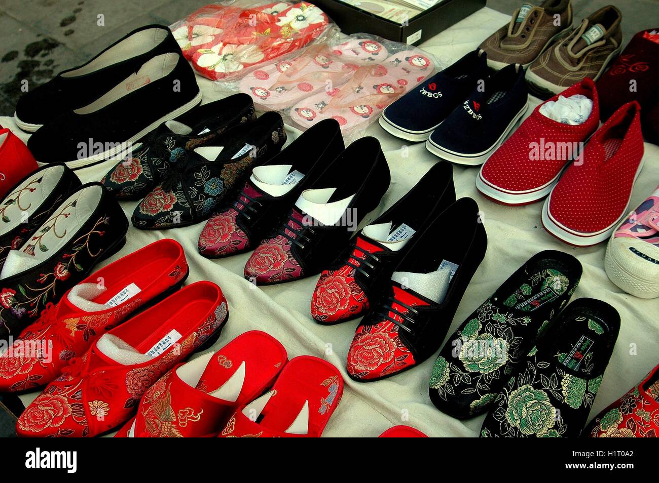 Beijing, China: Chino tradicional de zapatos y zapatillas en la pantalla en  la parte delantera de la tienda en el Shi Sa Hai Hutong Fotografía de stock  - Alamy
