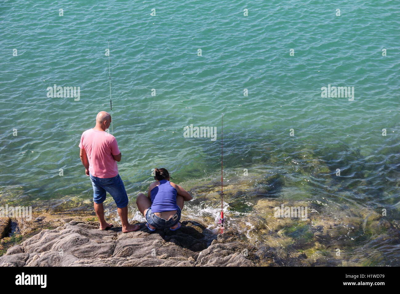 Pareja usa cañas de pescar en las rocas marinas en Cabo Frio, Río de Janeiro, Brasil Fotografía de stock - Alamy Pareja usa cañas de pescar en las rocas marinas en Cabo Frio, Río de Janeiro, Brasil Fotografía de stock - Alamy