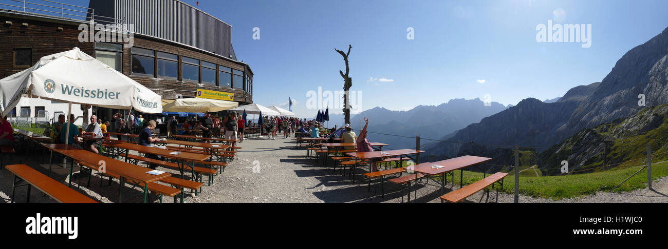 Los Alpes Alemania Garmisch Partenkirchen Alpspitze Osterfelderkopf montaña, restaurante cabaña en la cumbre. Foto de stock