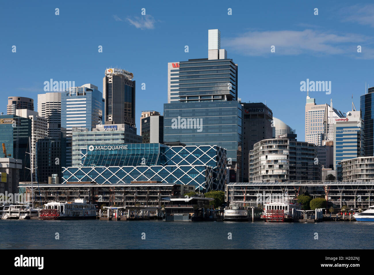 Kings Wharf en un hermoso día soleado con el Macquarie Bank sede-Darling Harbour Sydney Australia Foto de stock
