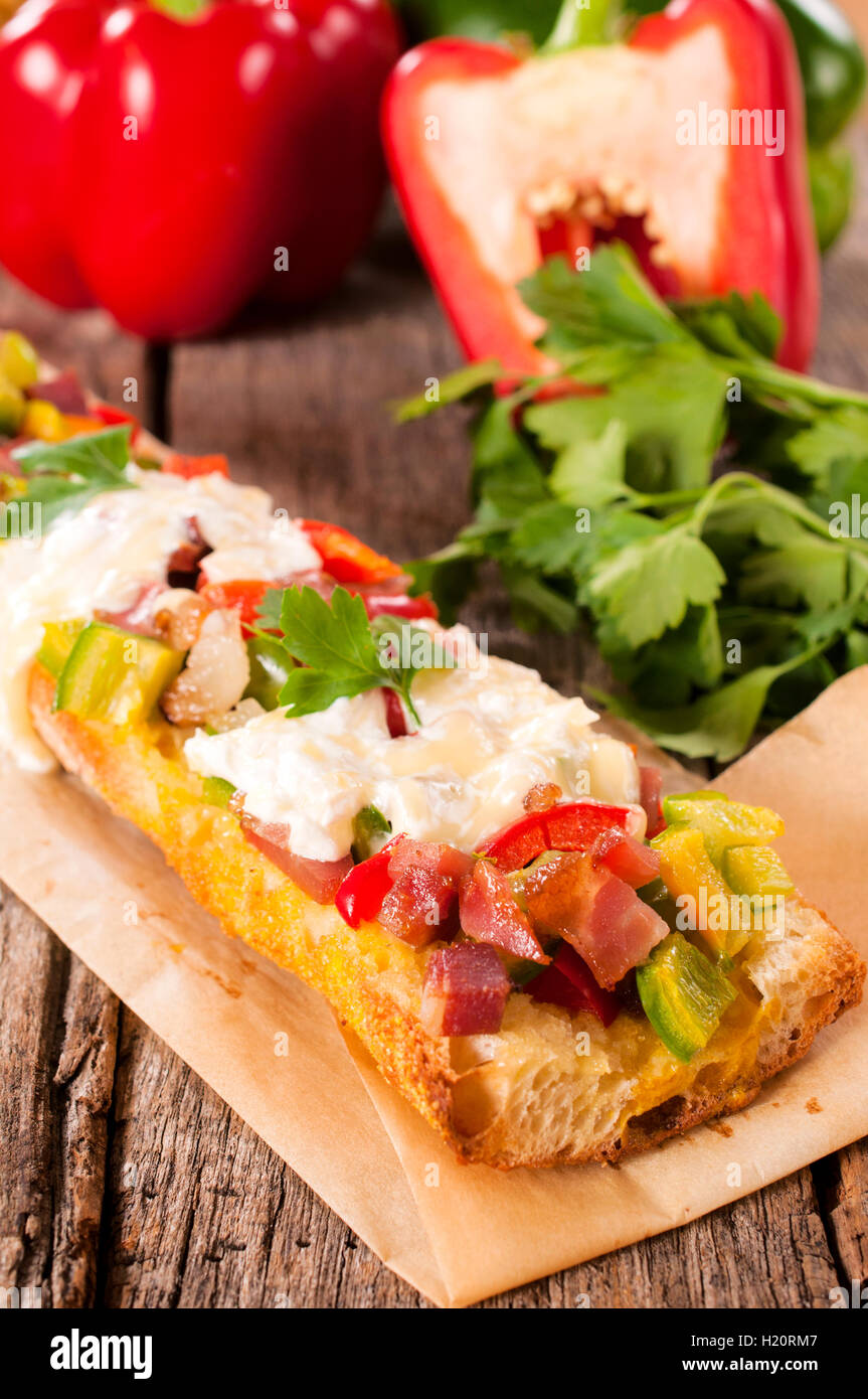 Pan de queso y verduras Foto de stock