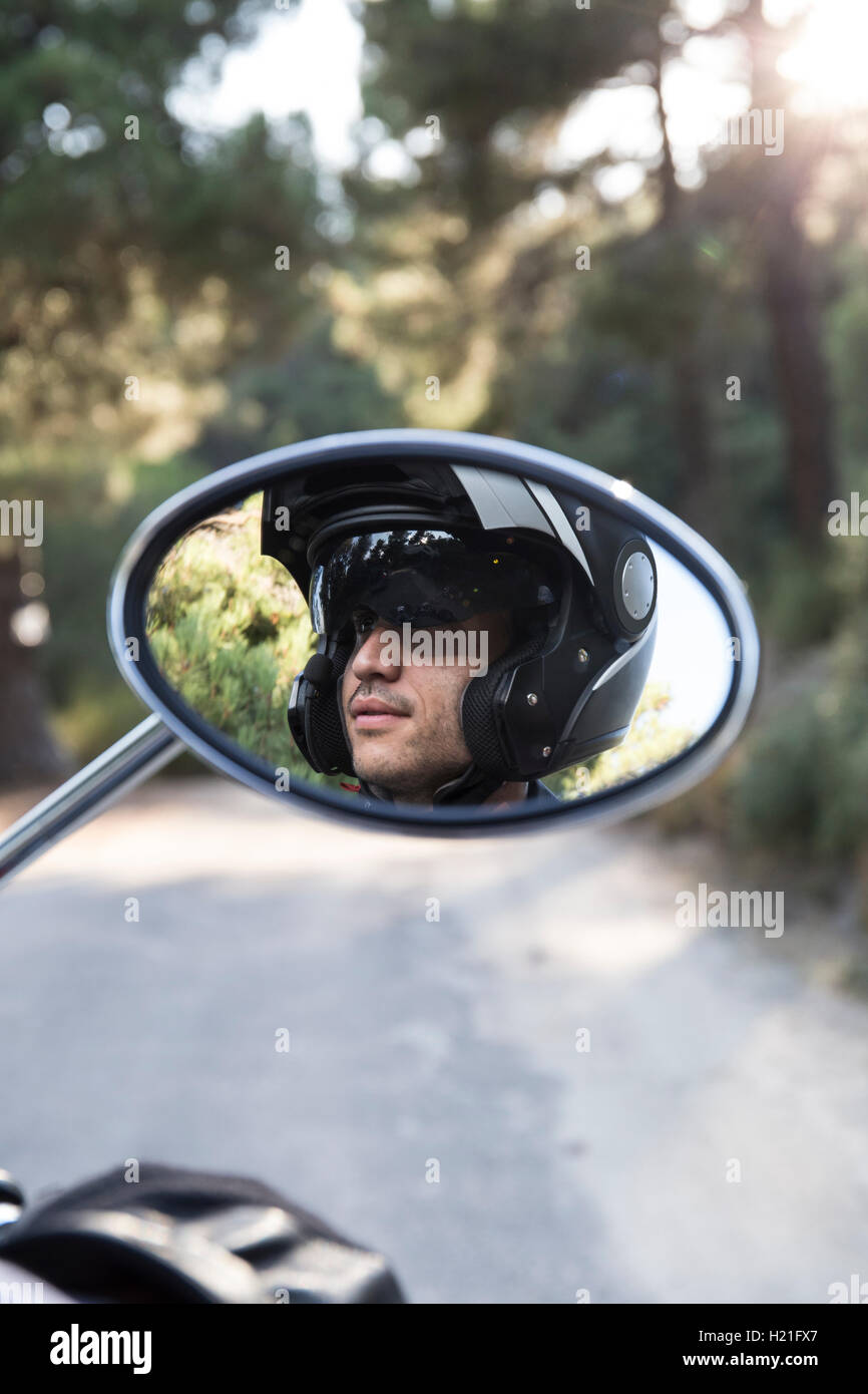 La reflexión del Hombre con casco de motocicleta en espejo de moto  Fotografía de stock - Alamy